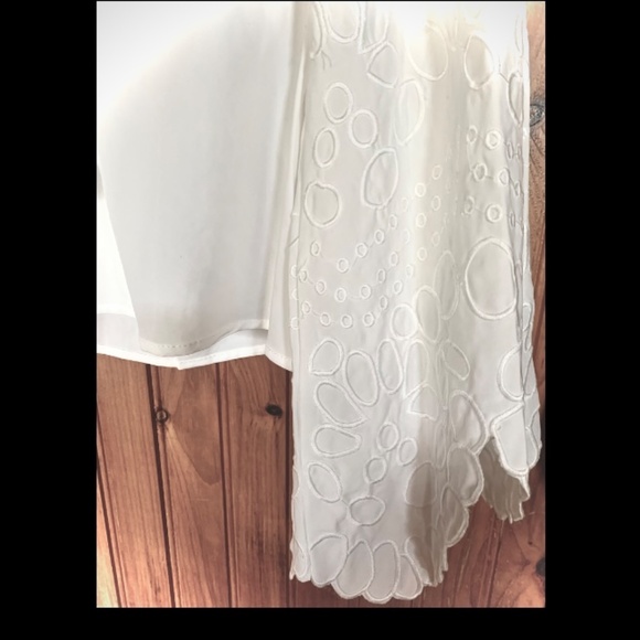 On Twelth Embroidered Flowy Top NWOT - Picture 2 of 2